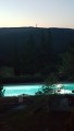 Vista notturna della piscina