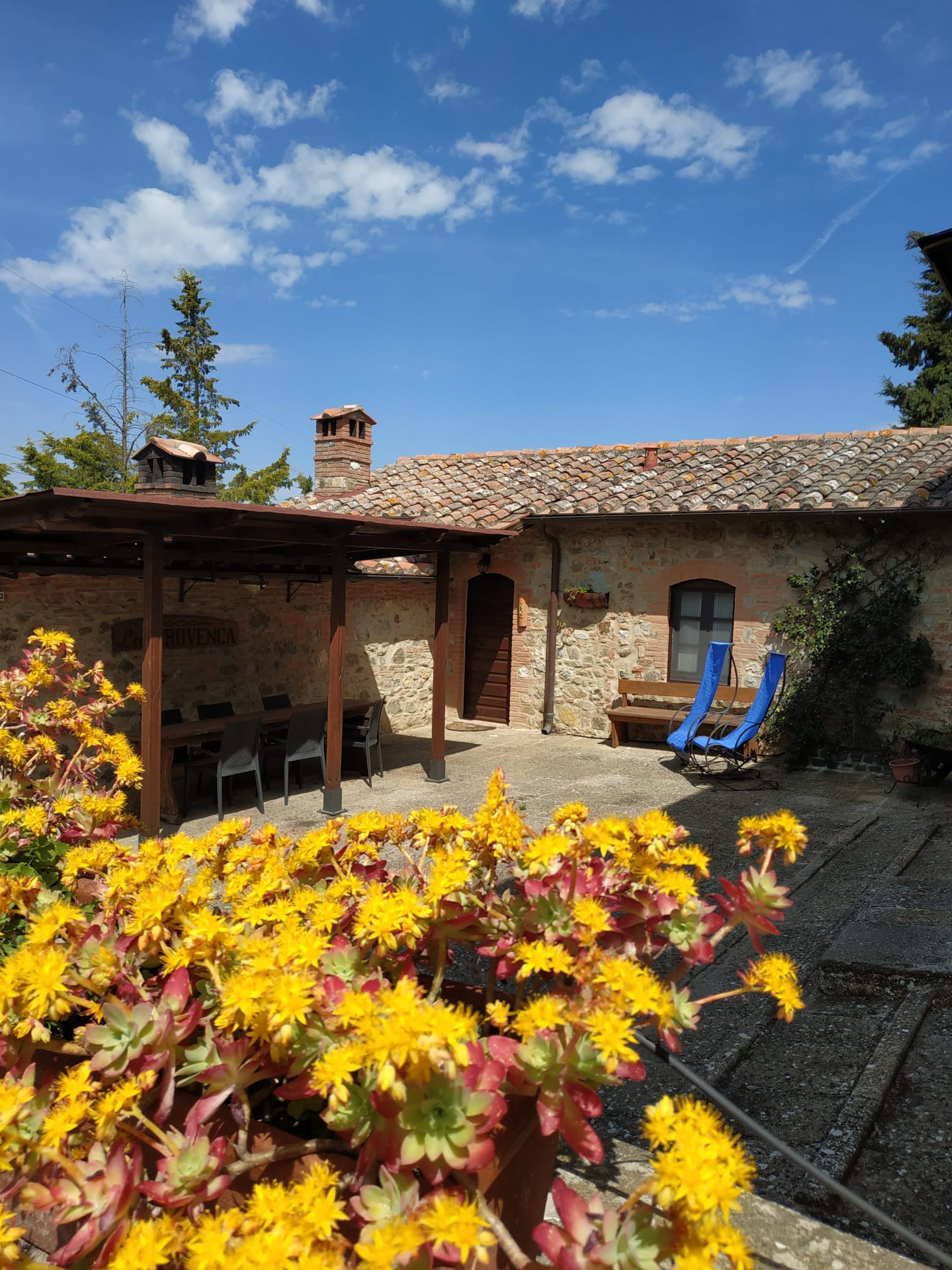 Ingresso del Ginestra dalla corte